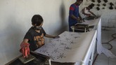 FOTO: Batik Corona dan Kreativitas Kaum Disabilitas Rumah Edukasi Batik Wistara di Surabaya, yang para pekerjanya merupakan orang dengan disabilitas, memproduksi kreasi batik dengan motif virus corona.