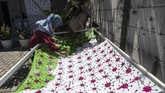 FOTO: Batik Corona dan Kreativitas Kaum Disabilitas Rumah Edukasi Batik Wistara di Surabaya, yang para pekerjanya merupakan orang dengan disabilitas, memproduksi kreasi batik dengan motif virus corona.