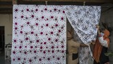 FOTO: Batik Corona dan Kreativitas Kaum Disabilitas Rumah Edukasi Batik Wistara di Surabaya, yang para pekerjanya merupakan orang dengan disabilitas, memproduksi kreasi batik dengan motif virus corona.