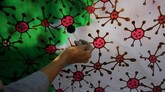 FOTO: Batik Corona dan Kreativitas Kaum Disabilitas Rumah Edukasi Batik Wistara di Surabaya, yang para pekerjanya merupakan orang dengan disabilitas, memproduksi kreasi batik dengan motif virus corona.