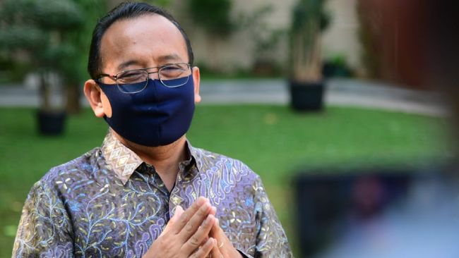 Istana Akui Kekeliruan UU Ciptaker yang Diteken Jokowi Mensesneg mengakui kekeliruan dalam naskah UU Ciptaker yang telah diteken Jokowi, namun hanya teknis administratif yang tak berpengaruh pada implementasinya.
