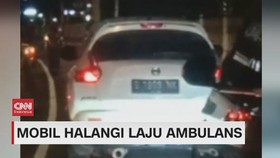 VIDEO: Mobil Halangi Laju Ambulans