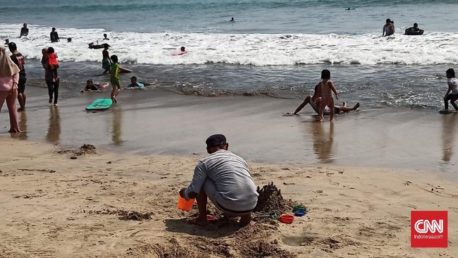 Puluhan wisatawan terjaring abaikan prokes, mereka diberikan 'hadiah' push up, skot jump hingga menyanyikan lagu nasional.