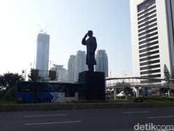 Saat Anies-Dewan Kompak Tolak Masker Dipasangkan di Patung Jenderal Sudirman