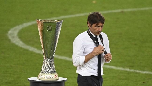 Antonio Conte untuk kali kedua harus membenahi kerusakan yang telah dibuat Jose Mourinho di klub-klub Liga Inggris.