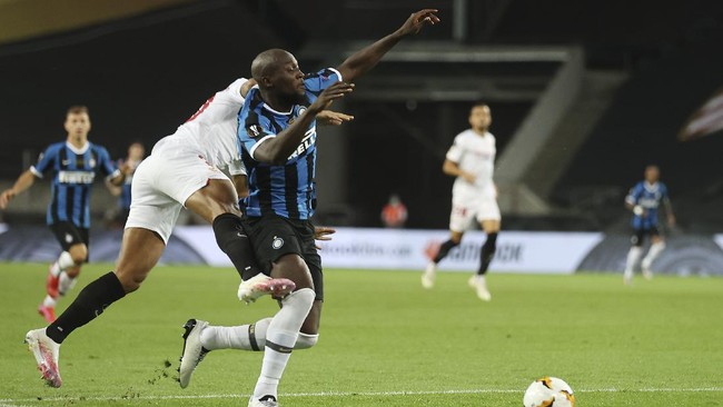 Romelu Lukaku disebut-sebut begitu terpukul setelah Inter Milan gagal jadi juara Liga Europa setelah takluk dari Sevilla.