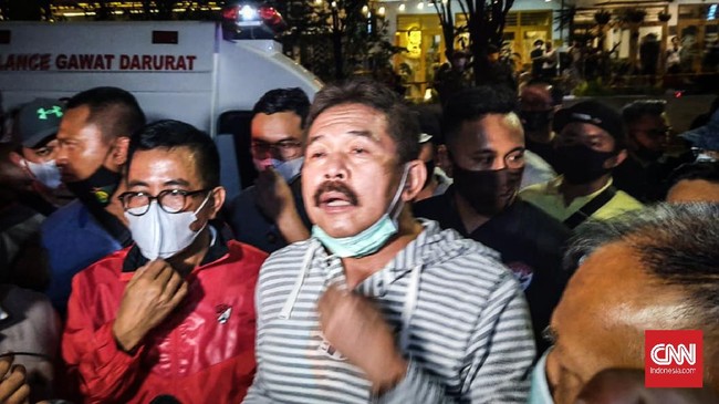 Sekitar tujuh jam, Jaksa Agung ST Burhanuddin meninjau langsung upaya pemadaman kebakaran Gedung Utama Kejagung dari M Bloc yang ada di seberang kantornya itu.