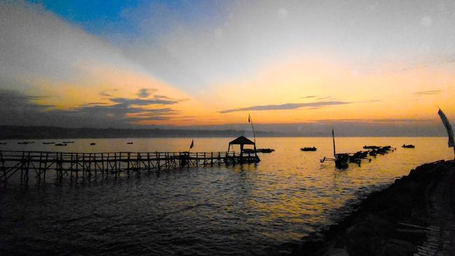 Sebanyak 110 petugas pintu masuk diberhentikan sementara karena adanya dugaan Tiket Masuk Palsu Wisata Pantai Pangandaran.