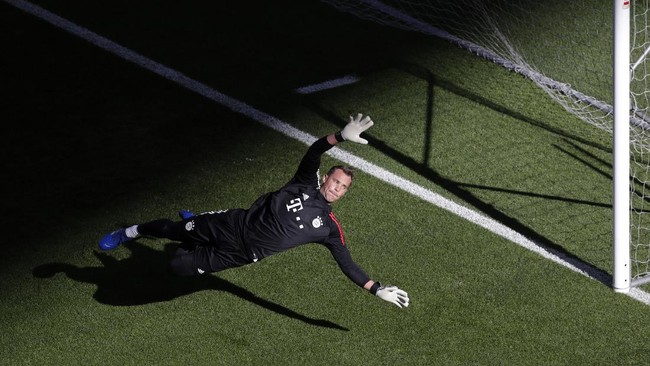 Kiper Manuel Neuer jadi salah satu penyebab kekalahan Bayern Munchen dari PSG di leg pertama babak perempat final Liga Champions.