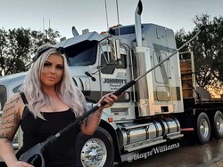 Wanita yang Dijuluki Supir Truk Paling Seksi Kini Jadi Model