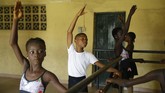 FOTO: Video Balet Viral, Bocah Nigeria Raih Beasiswa Seorang bocah 11 tahun asal Nigeria bernama Athony Madu mendadak dapat beasiswa setelah videonya menari balet viral.