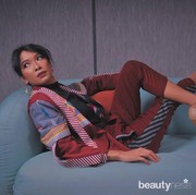 Gaya Stylish Putri Manjo Pemeran Yu Tri di Film Tilik, Bikin Pangling!