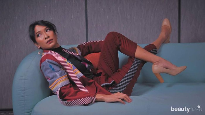 Gaya Stylish Putri Manjo Pemeran Yu Tri di Film Tilik, Bikin Pangling!