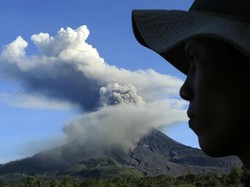 Gunung Sinabung Keluarkan Awan Panas Sejauh 1,5 Km