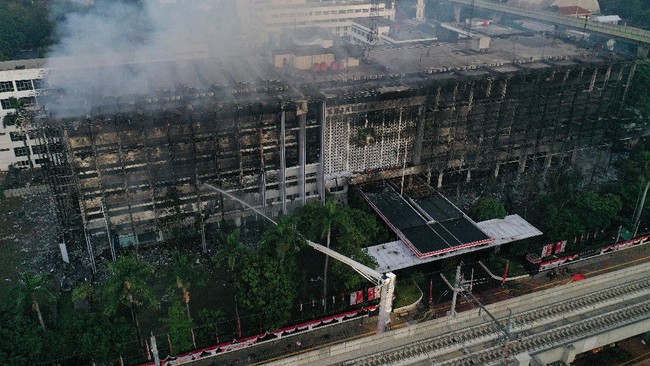 Sejumlah netizen menanggapi penyebab gedung Kejaksaan Agung dari rokok.