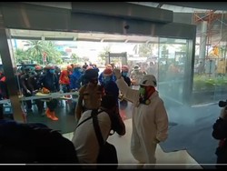 Margo City Depok Disemprot Disinfektan Usai 15 Karyawan Reaktif Corona
