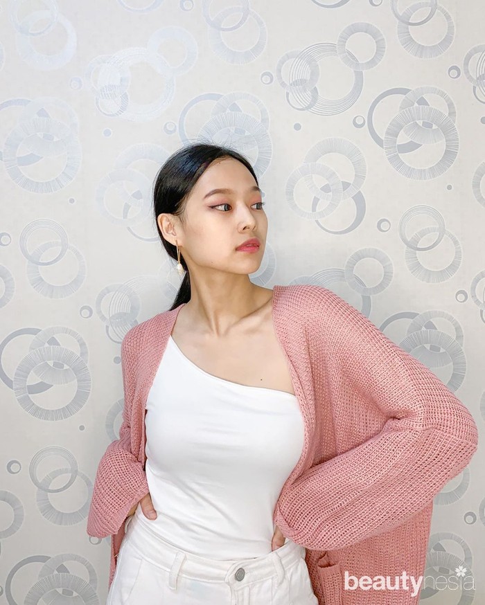 Pose andalan Michelle ini membuat netizen meyakini bahwa selebgram cantik ini memiliki kemiripan dengan Jennie Blackpink. Selain itu, gaya makeup Michelle pun juga mirip seperti Jennie lho. Jika diperhatikan, makeup Michelle lebih fokus pada bagian mata dan bibir. Sementara untuk bagian wajahnya yang lain tampak natural. (Foto: instagram.com/miceraa/)