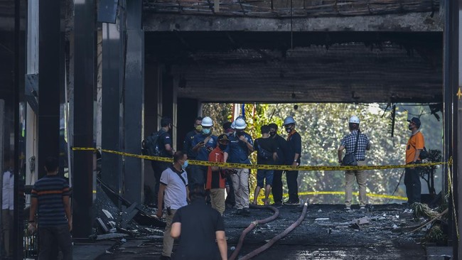 Menko Polhukam Mahfud MD membeberkan kebakaran gedung utama Kejagung kini diselidiki tim gabungan Bareskrim dan Jampidum.