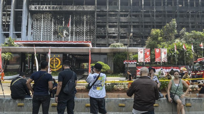 Bareskrim Polri menetapkan delapan tersangka kebakaran Kejagung setelah melakukan enam kali olah TKP dan memeriksa 130 saksi.