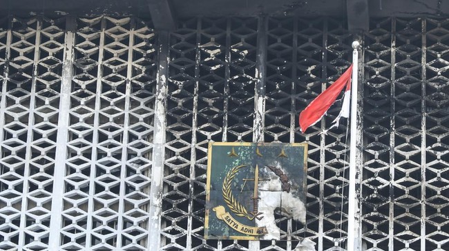 Polri menetapkan delapan orang sebagai tersangka kelalaian yang membuat api berkobar dan menghanguskan gedung utama Kejaksaan Agung.