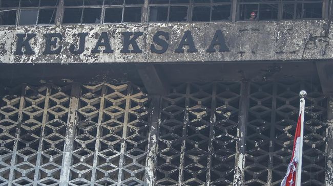Rokok Jadi Pemicu, Kuli & Mandor Tersangka Kebakaran Kejagung Rokok disebut menjadi pemicu kebakaran di Gedung Kejaksaan Agung RI. Kuli dan mandor kini menjadi tersangka.