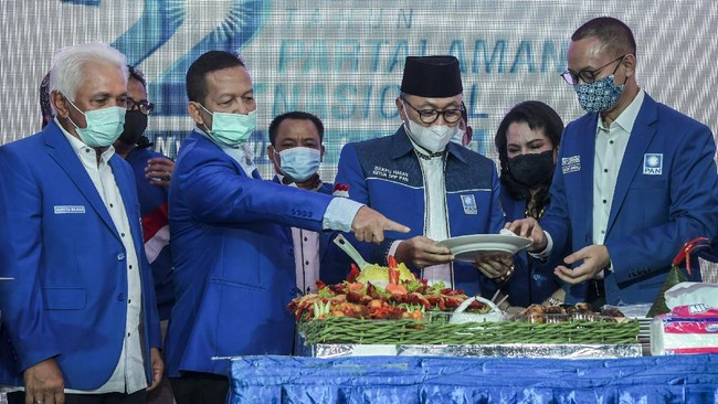 Zulhas mengaku menyerahkan sepenuhnya terkait jatah PAN dalam kabinet kepada Presiden RI Joko Widodo (Jokowi).
