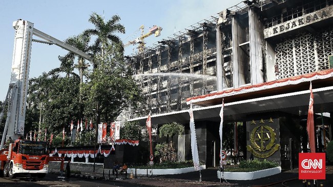 Penyidik Bareskrim Polri kini tengah mencari tersangka dalam kasus kebakaran Gedung Utama Kejagung yang terjadi pada bulan lalu.