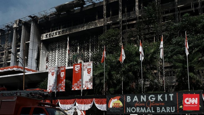 Senyawa jenis solar tersebut ditemukan hampir di seluruh lantai Gedung Kejagung, mulai dari lantai dasar hingga lantai 6 bangunan tersebut.