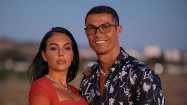 img-title Unggah Foto Sama, Cristiano Ronaldo dan Georgina Rodriguez Nikah?