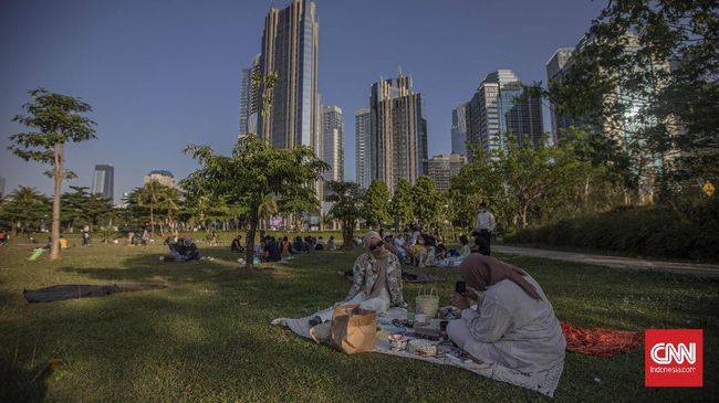 Piknik di Hutan Kota GBK bisa menjadi solusi wisata di dalam kota kala pembatasan perjalanan akibat virus corona membuat rencana liburan tertunda.