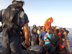 219 Imigran Terombang-ambing di Atas Kapal di Laut Mediterania