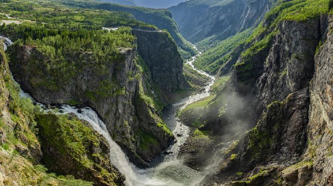 Bagi yang takut ketinggian, mungkin melintasi jembatan yang berada di atas air terjun Vøringsfossen ini terasa menakutkan.