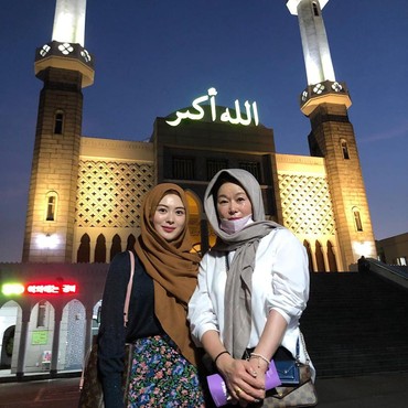 Pergi ke Masjid Seoul, Ibunda Ayana Moon Mau Jadi Mualaf?