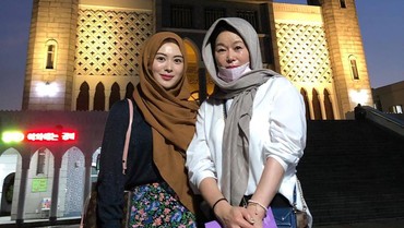 Pergi ke Masjid Seoul, Ibunda Ayana Moon Mau Jadi Mualaf?