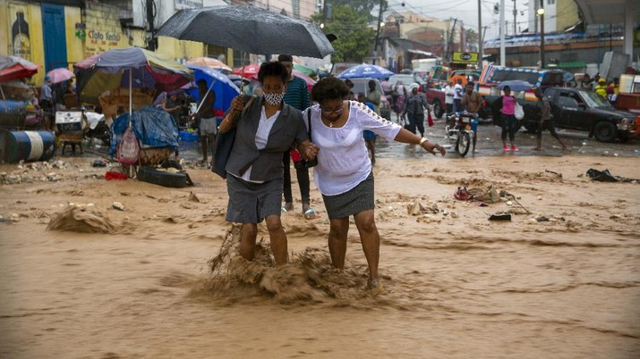 Badai Marco dan Badai Tropis Laura mengoyak Karibia dan Teluk Meksiko pada hari Minggu, memaksa ribuan penduduk pesisir di Louisiana dan Kuba untuk mengungsi. (AP/Dieu Nalio Chery) Badai Marco dan Badai Tropis Laura mengoyak Karibia dan Teluk Meksiko pada hari Minggu, memaksa ribuan penduduk pesisir di Louisiana dan Kuba untuk mengungsi. (AP/Dieu Nalio Chery)