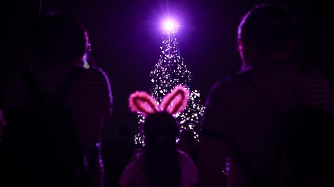 Di tengah pandemi virus corona yang masih melanda dunia, Beijing International Light Festival tetap digelar dan ramai didatangi pengunjung.