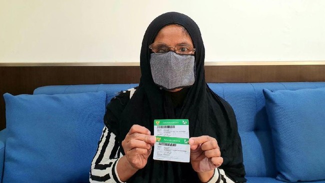 Sempat menunggak iuran, status kepesertaan JKN-KIS Iis Mulyati dan keluarga kembali aktif setelah mendapat bantuan dari pemerintah.