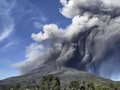 Gunung Sinabung Semburkan Awan Panas Sejauh 2.000 Meter