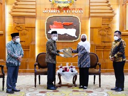 Gubernur Serahkan SK Penunjukan Sekda Sidoarjo Jadi Pelaksana Harian Bupati