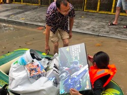 Cinta Sejati, Istri Terjang Banjir Demi Mainan Gundam Suami