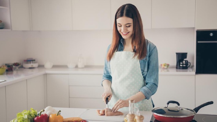 Ilustrasi hobi memasak Photo of attractive house, wife making perfect supper for family cut hen meat for new recipe dish