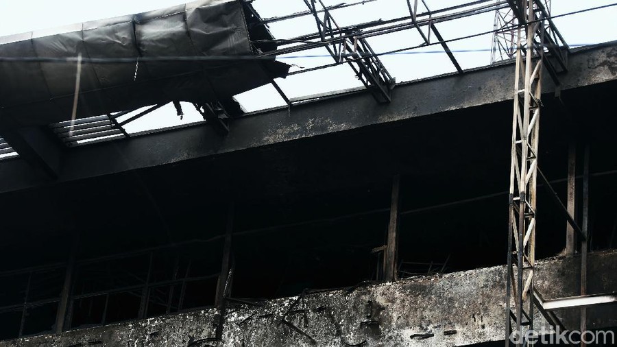 Gedung Kejaksaan Agung (Kejagung) terbakar pada Sabtu (22/8/2020) malam. Seusai api dapat dipadamkan, puing-puing bekas kebakaran pun berserakan di lantai.
