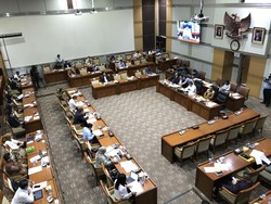 Komisi III DPR Raker Bareng Menkum HAM Bahas RUU MK