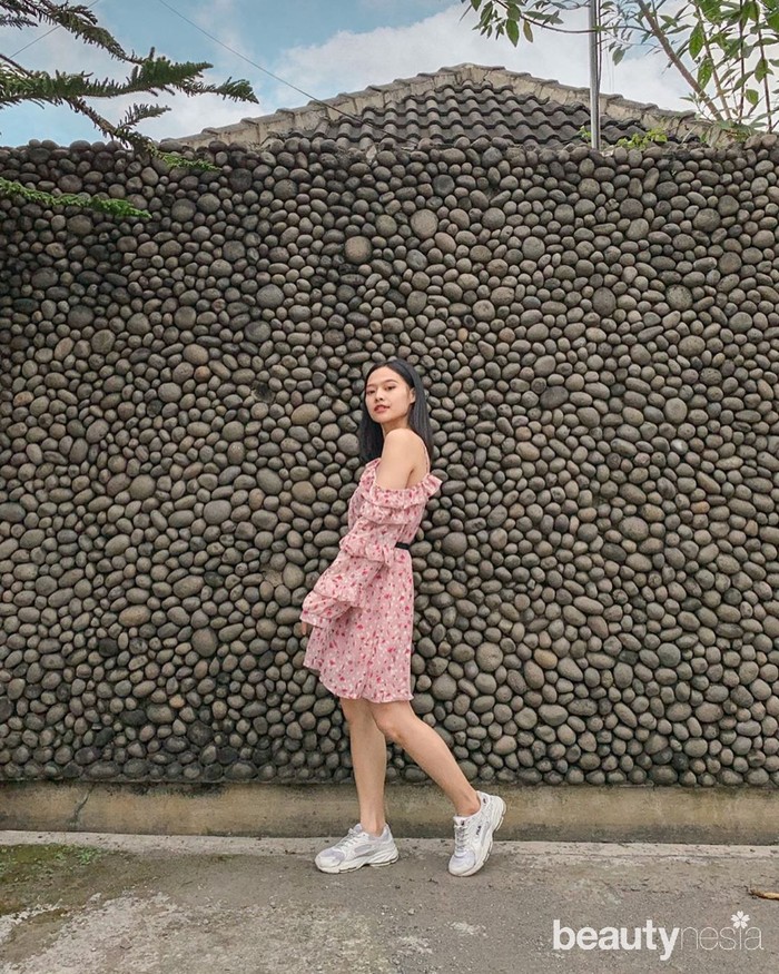 Selain makeup, ternyata selera fashion Michelle juga gak kalah dari Jennie Blackpink, Ladies. Meskipun dress identik dengan tampilan feminin, nyatanya selebgram asal Yogyakarta ini lebih memilih sepatu sport ketimbang hig heels. (Foto: instagram.com/miceraa/)