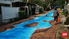 FOTO: 'Sungai' di Tengah Jalan Kampung Basoeki Abdullah