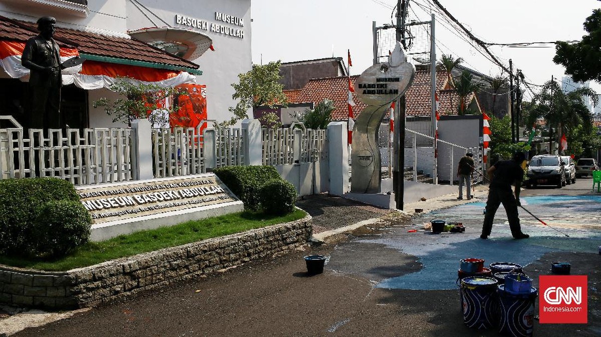 FOTO: 'Sungai' di Tengah Jalan Kampung Basoeki Abdullah