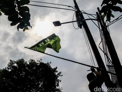 Aparat Gabungan Tertibkan Atribut Ormas Tak Sesuai Aturan di Jakbar
