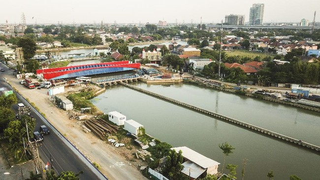 Abun Gunawan dan Rahmat Apandi, warga Bekasi dinyatakan terbukti bersalah membuang sampah di kalimalang dan didenda Rp2 juta.