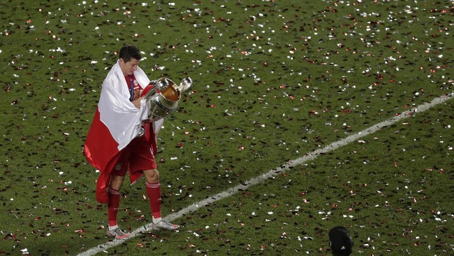 Bayern Munchen juara Liga Champions, para fan ramai-ramai mengajukan petisi agar penghargaan Ballon d'Or tetap digelar untuk Robert Lewandowski.