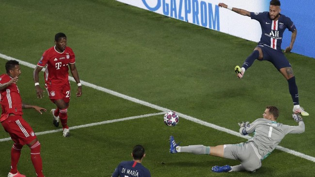Sedikitnya ada tiga penyelamatan gila Manuel Neuer di laga PSG vs Byern Munchen sehingga membawa Die Roten juara Liga Champions.